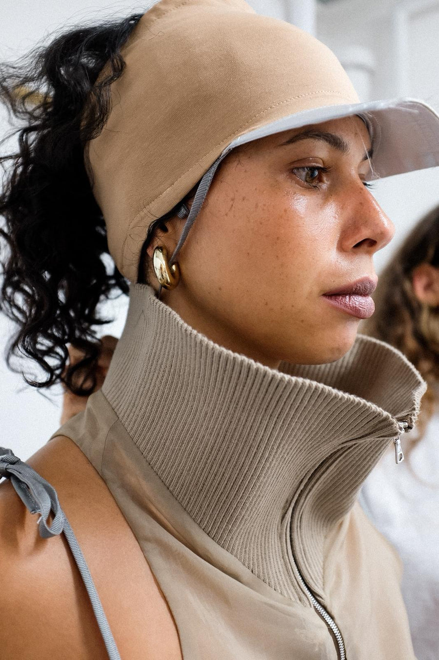 PEAK CAP in camel/silver